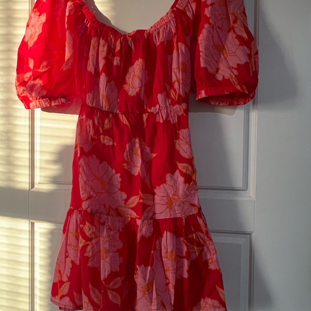 Floral, puff sleeve, tiered mini dress in vibrant red and pink colorway. Size L. - Picture 2 of 10